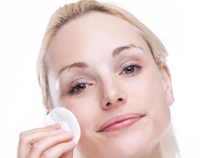 Hapus Makeup Pakai Tisu Basah, Apa Bisa Benar-benar Bersih?