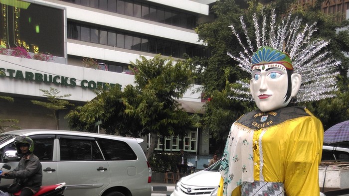 Duka Ledakan Thamrin, Pengamen Ondel-Ondel Ini Putarkan Musik Gugur Bunga