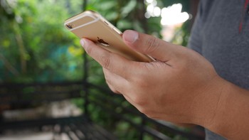 Untuk kamera dibenamkan kamera belakangnya 12 megapixel, sementara kamera depannya berukuran 5 megapixel. Foto: Anggoro Suryo Jati/detikINET Foto: Anggoro Suryo Jati/detikINET