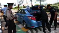 Sejumlah personel Pasukan Pengamanan Dalam (Pamdal) disiagakan di gerbang pintu masuk. Lamhot Aritonang/detikcom.