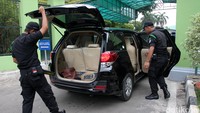 Setiap mobil yang hendak masuk ke area Gedung DPR, harus melewati pemeriksaan ketat. Lamhot Aritonang/detikcom.