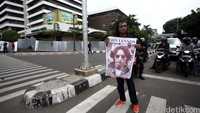 Ia mengutur aksi teror yang terjadi kemarin.