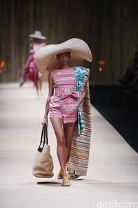 Fashion Show Dibayangi Aksi Demo, Denny Wirawan Tetap Gelar