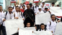 Para pelajar ini berfoto dengan polisi yang tengah berjaga.