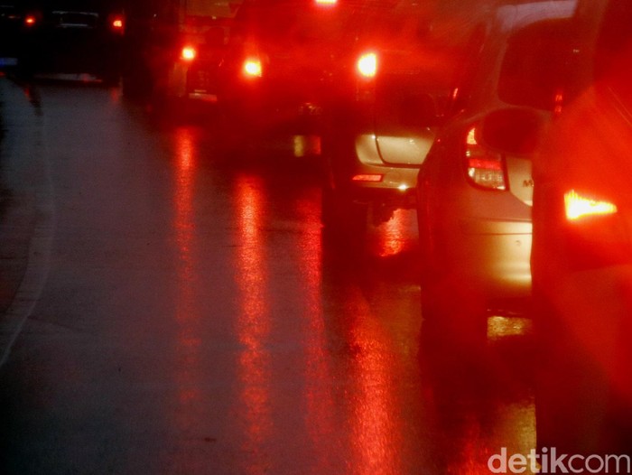 Jalan basah dan licin akibat hujan. dikhy sasra/ilustrasi/detikfoto