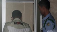 Penyidik akan mencari berbagai dokumen penting terkait proyek Kementerian PU di ruangan bernomor 0621 itu.