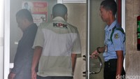 Puluhan tim penyidik KPK berangkat menuju gedung DPR, Jumat (15/1/2016) sekitar pukul 11.00 WIB. Mereka langsung menuju ruang kerja Damayanti yang sebelumnya telah disegel usai melakukan penangkapan pada Rabu (13/1).