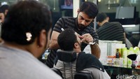 Di kawasan ini terdapat juga salon khusus para warga Arab dan Irak.
