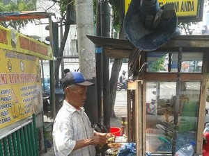 Ini Pak Jamal Tukang Sate yang Tenar di Medsos Usai Bom Thamrin