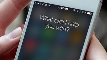 Asisten virtual. Sepuluh tahun lalu, ide berbicara pada mesin untuk menyuruhnya melakukan sesuatu sesuai perintah mungkin terdengar konyol. Nyatanya, orang kini terbiasa melakukannya dengan menyuruh Google Assistant, Siri, atau Alexa. Foto: Getty Images 