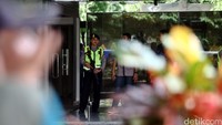Lobby gedung menara Cakrawala pun terlihat masih dijaga ketat oleh aparat kepolisian bersenjata laras panjang.