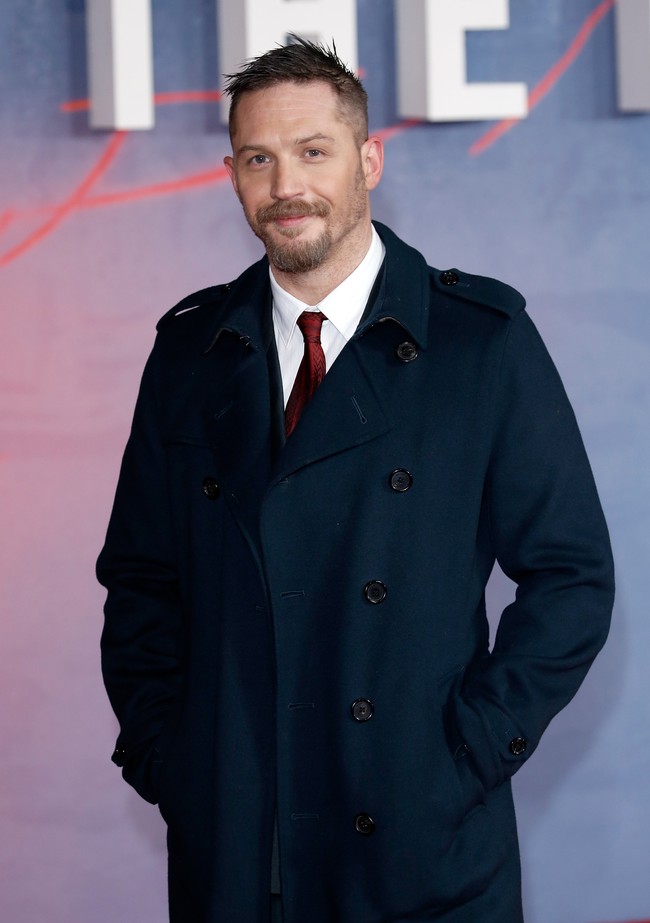 1. Tom Hardy Tom Hardy yang dikenal sebagai aktor andal adalah ayah dari tiga anak. Beberapa film yang membuatnya terlihat sebagai ayah keren antara lain The Dark Knight Rises, Venom, Mad Max: Furry Road, Inception, hingga Locke. Dari 4,000 orang yang melakukan polling, suami aktris Charlotte Riley itu mendapat 24% suara dan menempati urutan pertama.Foto: John Phillips/Getty Images