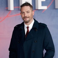 1. Tom Hardy Tom Hardy yang dikenal sebagai aktor andal adalah ayah dari tiga anak. Beberapa film yang membuatnya terlihat sebagai ayah keren antara lain The Dark Knight Rises, Venom, Mad Max: Furry Road, Inception, hingga Locke. Dari 4,000 orang yang melakukan polling, suami aktris Charlotte Riley itu mendapat 24% suara dan menempati urutan pertama.Foto: John Phillips/Getty Images