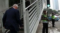 Sejumlah petugas kepolisian bersenjata lengkap melakukan penjagaan disekitar Bundaran Hotel Indonesia, Jakarta, Jumat (15/1/2016). 