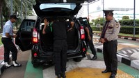 Sejumlah Pasukan Pengamanan Dalam (Pamdal) dibantu petugas kepolisian menjaga disetiap pintu masuk Gedung DPR, Jakarta, Jumat (15/1/2016). Lamhot Aritonang/detikcom.