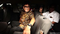 Choel memberikan keterangan dari dalam mobilnya.