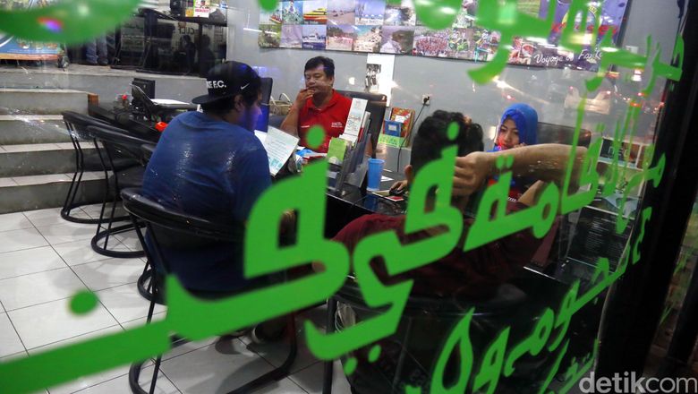 Turis Arab di Puncak Kawasan puncak menjadi tujuan favorit turis dari timur tengah terutama dari Arab Saudi.