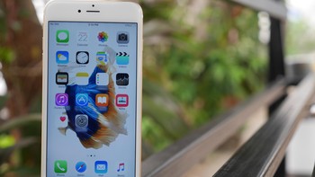 iPhone 6S dan 6S Plus keluar pada tahun 2015. iPhone ini termasuk yang paling populer, bahkan versi barunya masih dijual hingga tahun 2019-an di negara berkembang seperti India. Foto: Anggoro Suryo Jati/detikINET