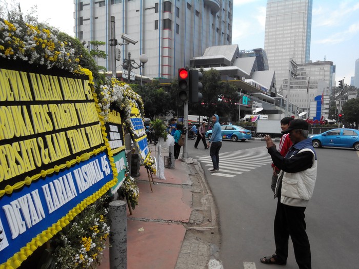 Belasan Karangan Bunga Ekspresi Keberanian Warga Jakarta Hiasi Jl Thamrin