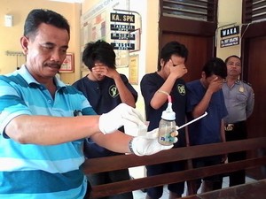 Tiga Budak Narkoba ini Sulap Botol Dot Jadi Alat Isap Sabu