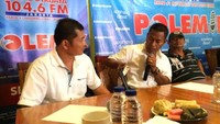 AKBP Untung Sangaji (memegang microphone) usai peristiwa bom Thamrin sempat menyampaikan kekecewaannya karena tidak mendapat kenaikan pangkat. Kapolri kala itu, Jenderal Badrodin Haiti, menyatakan telah menyiapkan posisi Kapolres untuk Untung. Namun bisa saja nama Untung dicoret dari daftar kenaikan pangkat apabila malah bersikap begitu (kecewa-red) (Foto: Dok. detikcom)