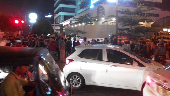 Semakin Malam, Warga Padati Lokasi Bom Thamrin