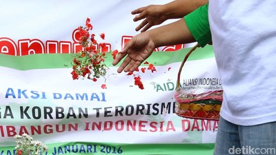 Tabur Bunga di Lokasi Bom Thamrin