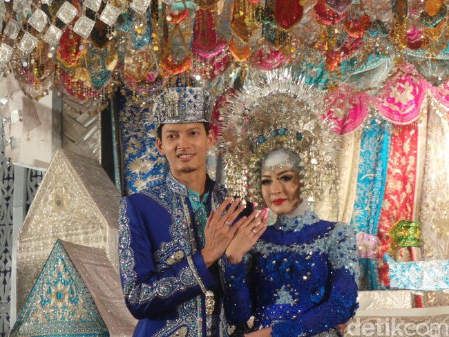 Seperti Chicco, Fedi Nuril pernah bikin baper para wanita karena menikah secara mengejutkan. Sebelum meminang Vanny Widyasati di awal tahun 2016, pemain Ayat-ayat Cinta tersebut memang tidak diberitakan berpacaran. Ternyata Fedi dan Vanny menjalani taaruf dan memutuskan untuk langsung menikah tak lama setelah berkenalan. Foto: M.Iqbal Fazarullah Harahap