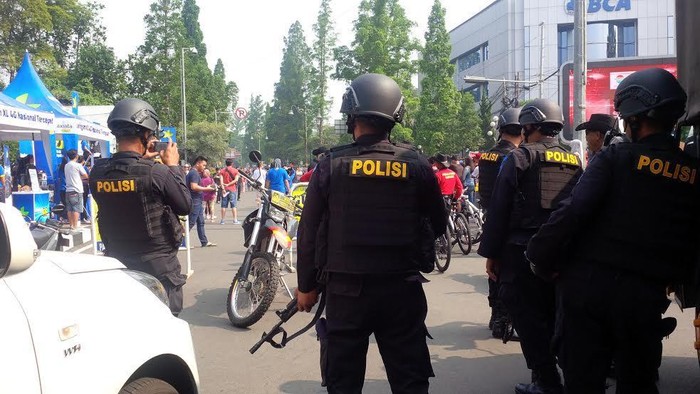 Puluhan Polisi Bersenjata Lengkap Jaga CFD di Dago Bandung
