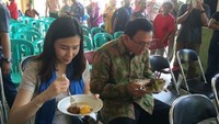 Vero juga terlihat mendampingi Ahok saat menengok Rusun Marunda pada 17 Januari 2016. Keduanya pun ikut menikmati sajian makanan yang disediakan warga. (Foto: Ayunda W Savitri/detikcom)