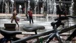 Anak-anak Bermain di Taman Kodok