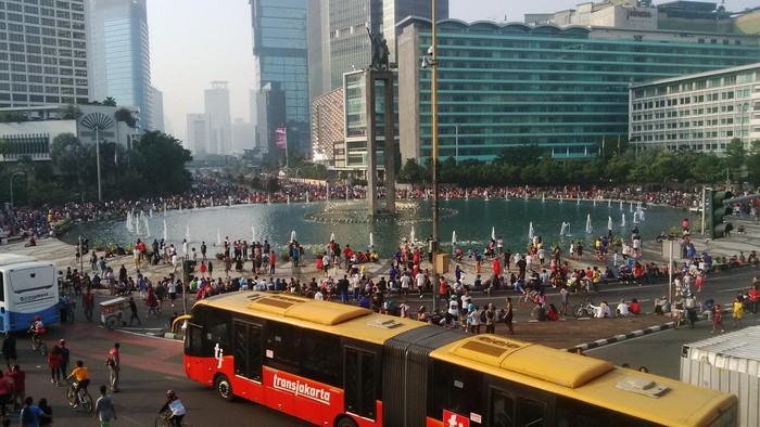 Warga Tetap Selfie dan Ramai di CFD, Teror Thamrin Tak Berpengaruh