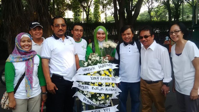 Beri Dukungan Moril, Keluarga Korban Terorisme Bagikan Mawar Putih di CFD