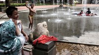 Mereka didampingi oleh orangtua.