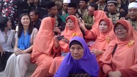 Ahok beserta istrinya, Veronica Tan juga sempat bertemu dengan pengurus dewan masjid tersebut. Mereka bahkan menyempatkan waktu untuk foto bersama.