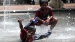 Anak-anak Bermain di Taman Kodok