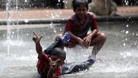Sejumlah anak bermain air di Taman Kodok, Jakarta, Minggu (17/1).