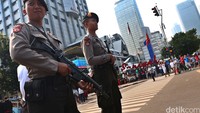 Polisi dengan senjata laras panjang berjaga di lokasi car free day.