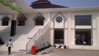 Adapun bangunan masjid di Rusun Marunda memiliki 2 lantai yang sangat luas. Sekilas terlihat masjid tersebut tampak belum sepenuhnya digunakan oleh penghuni sebab masih banyak yang belum dipoles dan agak berdebu lantainya.