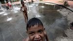 Anak-anak Bermain di Taman Kodok