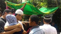 Isak tangis mengiringi pemakaman korban.