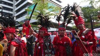Aksi dari Gerakan Nasional Sadar Wisata (GERNASTA) di Car Free Day (CFD) mempersembahkan Tarian Kabasaran yang merupakan tarian perang.