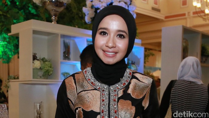 Laudya C Bella saat menghadiri pernikahan Fedi Nuril