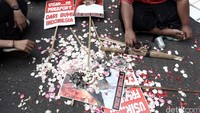 Massa juga mendesak pemerintahan Joko Widodo-Jusuf Kalla (Jokowi-JK) mencopot Menteri Energi dan Sumber Daya Mineral (ESDM) Sudirman Said dan Menteri BUMN Rini Soemarno.