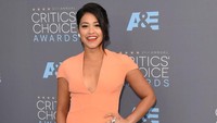Gina Rodriguez juga mengaku punya kondisi hashimoto dan sangat kesulitan untuk menjaga berat badannya. Untuk itu ia juga diet bebas gluten dan rajin olahraga minimal 20 menit sehari. (Foto: Getty Images)