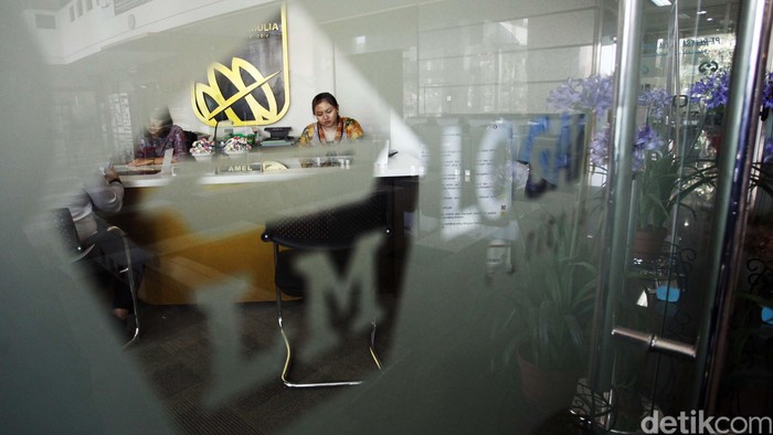Petugas butik emas Antam melayani seorang pelanggan di gerainya Gedung Antam, Jakarta Selatan. PT Aneka Tambang Tbk (ANTM) mengoperasikan Butik Emas Logam Mulia untuk menjual beragam produk emas batangan miliknya. (FOTO: Rachman Haryanto/detikcom)