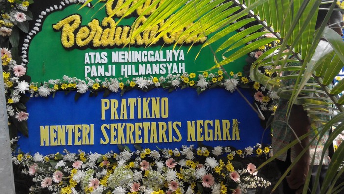Karangan Bunga Mulai Penuhi Kediaman Menteri Susi