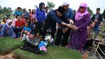 Ultah, Billy Syahputra Ziarah ke Makam Olga