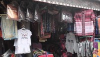 Kebanyakan, penjaja suvenir di sana menawarkan kaos dengan tulisan Lake Toba atau Samosir. Harganya pun beragam, dari Rp 20 ribu sampai ratusan ribu rupiah, tergantung bahan dan kualitas (Afif/detikTravel)