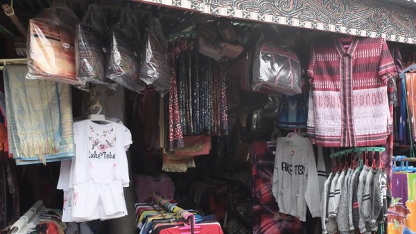 Kebanyakan, penjaja suvenir di sana menawarkan kaos dengan tulisan Lake Toba atau Samosir. Harganya pun beragam, dari Rp 20 ribu sampai ratusan ribu rupiah, tergantung bahan dan kualitas (Afif/detikTravel) Kebanyakan, penjaja suvenir di sana menawarkan kaos dengan tulisan Lake Toba atau Samosir. Harganya pun beragam, dari Rp 20 ribu sampai ratusan ribu rupiah, tergantung bahan dan kualitas (Afif/detikTravel)